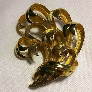 Lisner signed abstract gold tone brooch